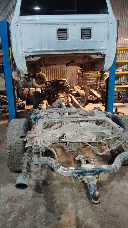 Рама RAM 1500 в процессе ремонта в цеху