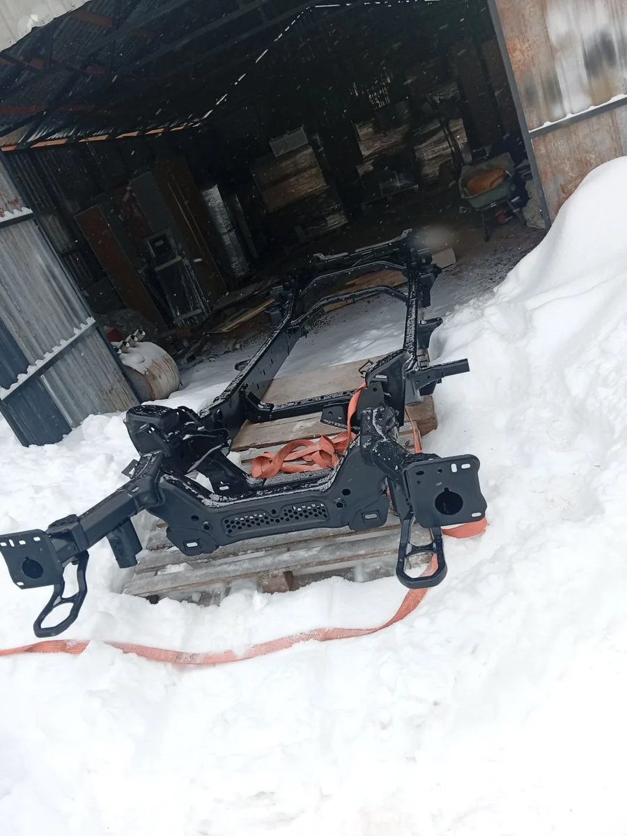 Голая рама на тележке у ворот — в нашем цеху, Королёв