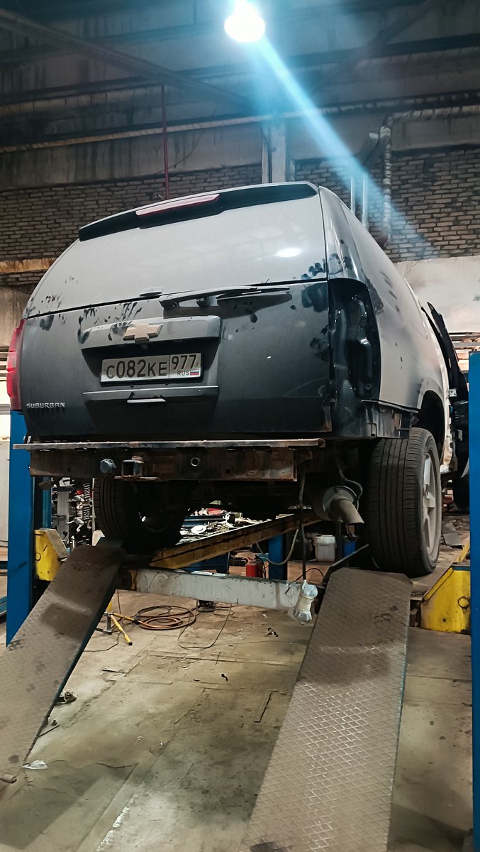 Кузов Chevrolet Suburban поднят над рамой в цеху