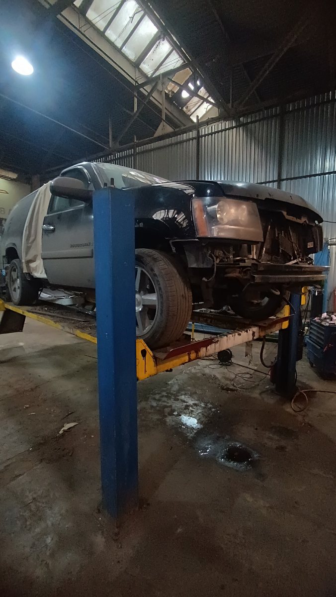 Chevrolet Suburban со снятым кузовом в цеху
