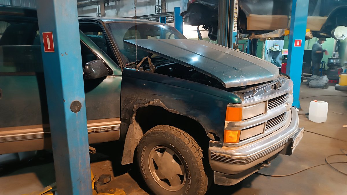 Chevrolet Tahoe на подъёмнике в цеху АвтоТело
