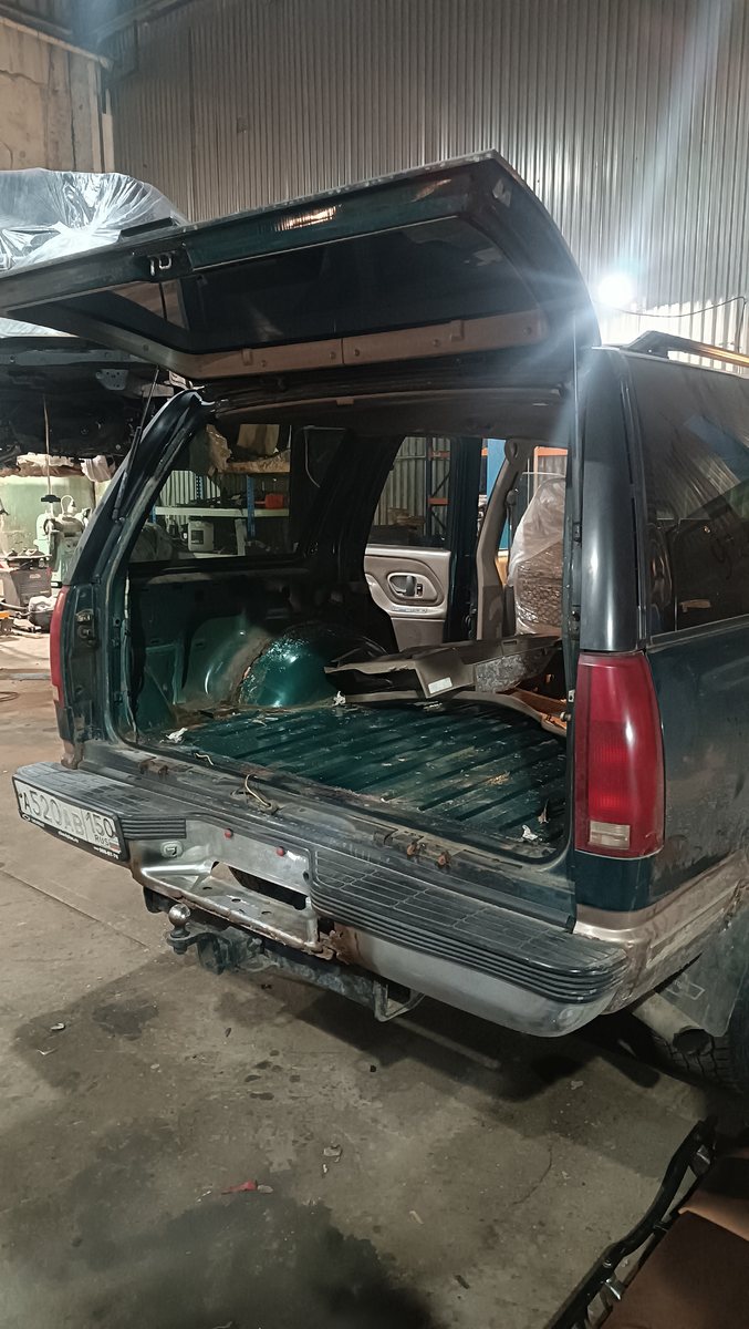 Задняя часть Chevrolet Tahoe на осмотре