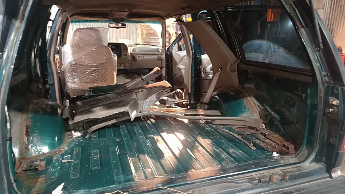Разобранный салон Chevrolet Tahoe у рамы
