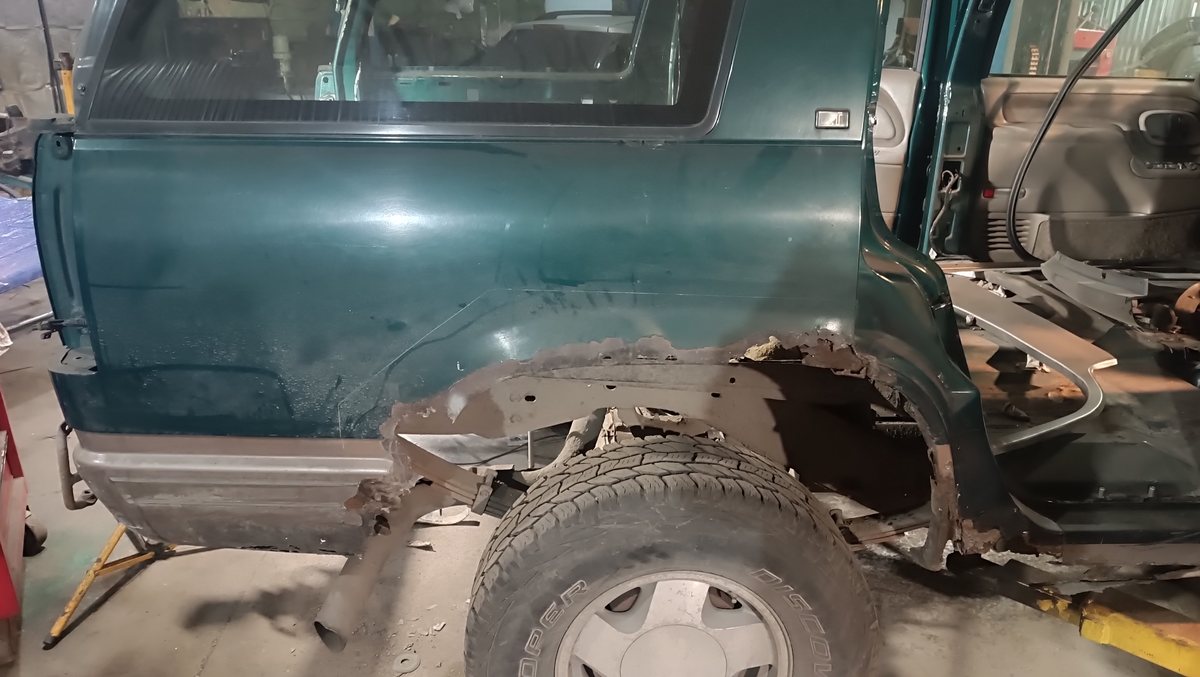 Chevrolet Tahoe на подъёмнике во время ремонта рамы